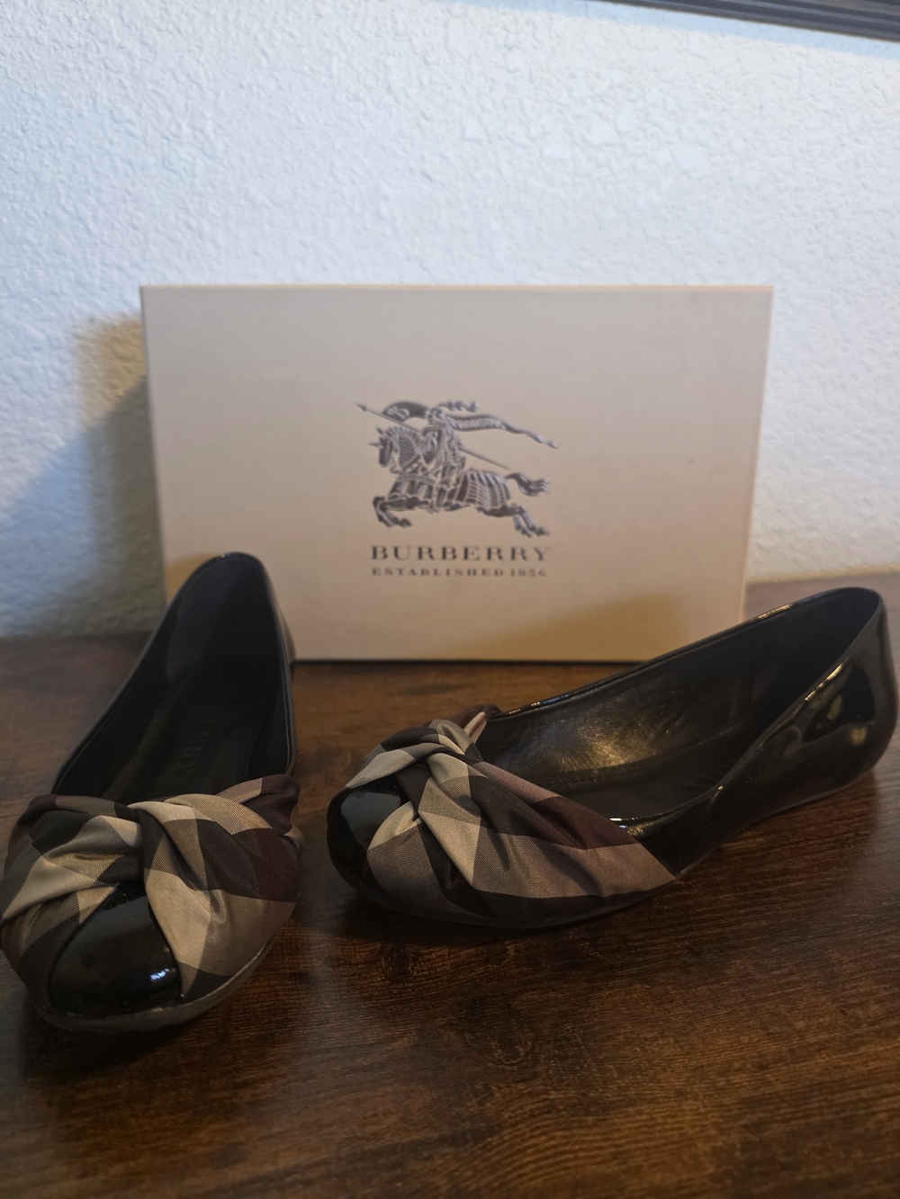 Burberry Black Patent Leather Flats with Knotted Check Fabric Accent